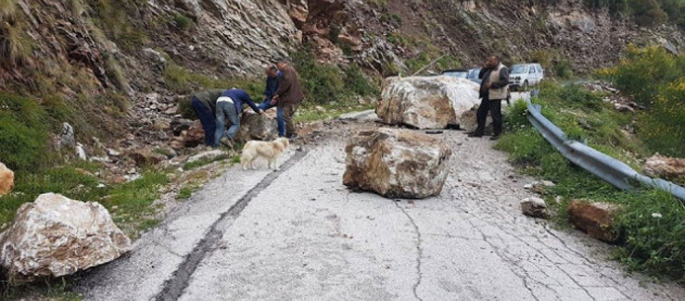 Ήπειρος: Βράχια έκλεισαν το δρόμο προς το Συρράκο λόγω των συνεχών βροχοπτώσεων (φωτό)